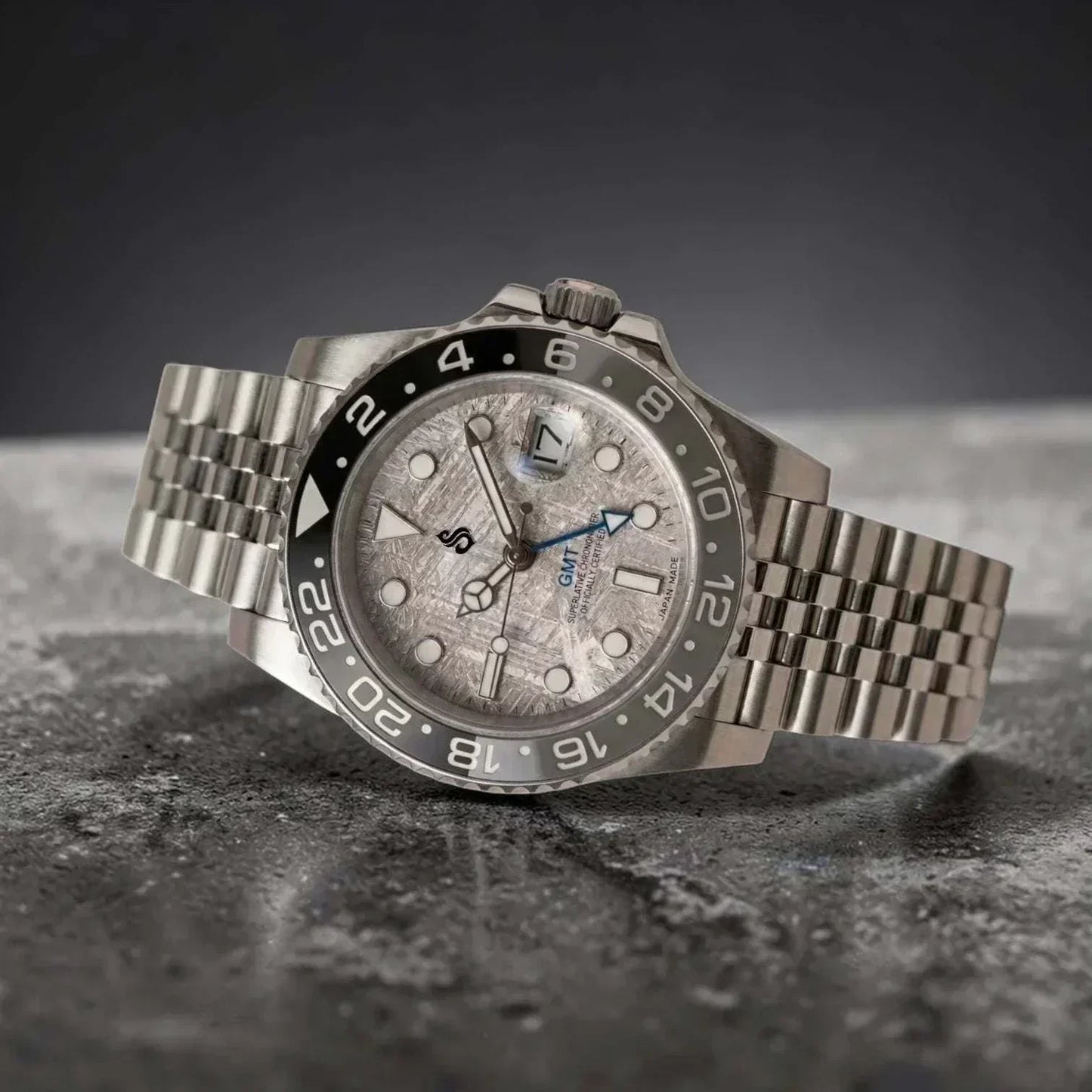 SEIKO MOD SUBMARINER GMT Grey Carbon Fiber Diver watch with black grey "Bruce Wayne" bezel and stainless steel bracelet