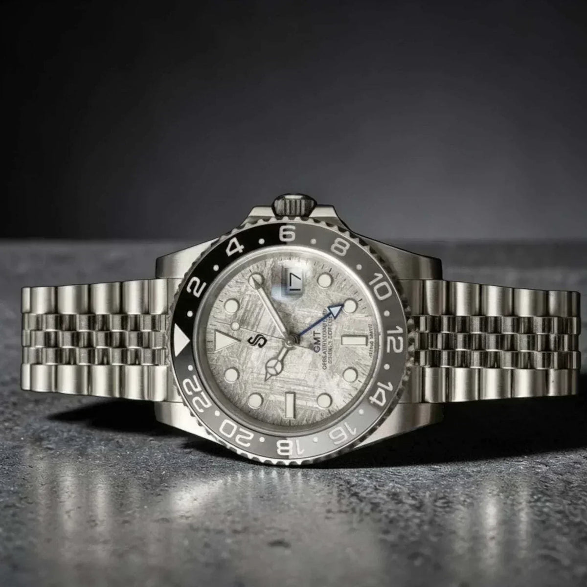 SEIKO MOD SUBMARINER GMT Grey Carbon Fiber Diver watch with black grey "Bruce Wayne" bezel and stainless steel bracelet