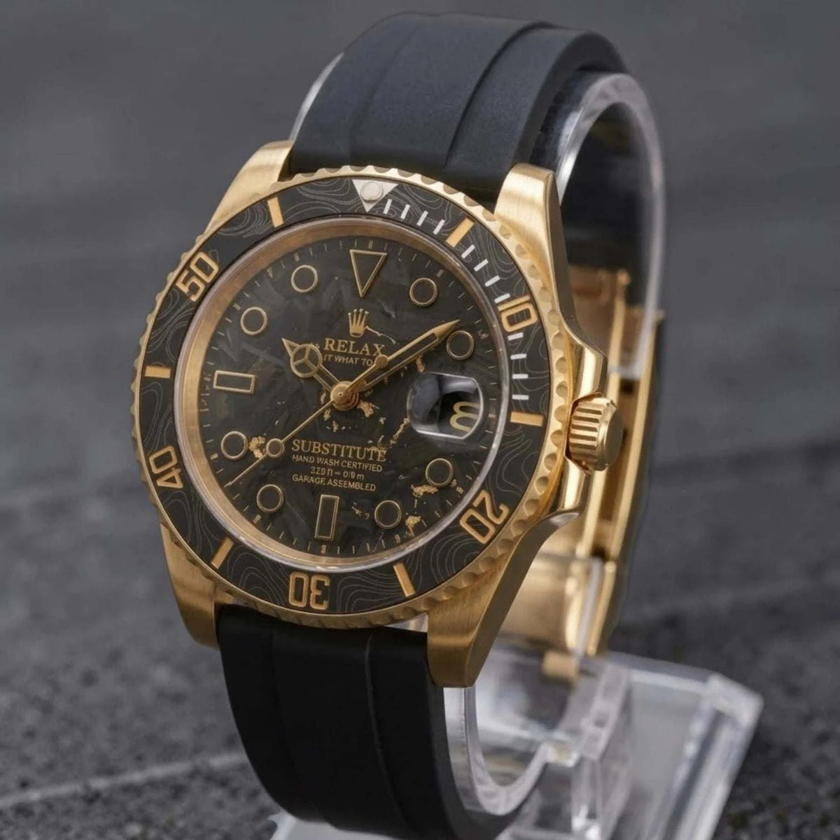 Serie de relojes SeikMaster con fibra de carbono negra y oro - Creaciones Modtime