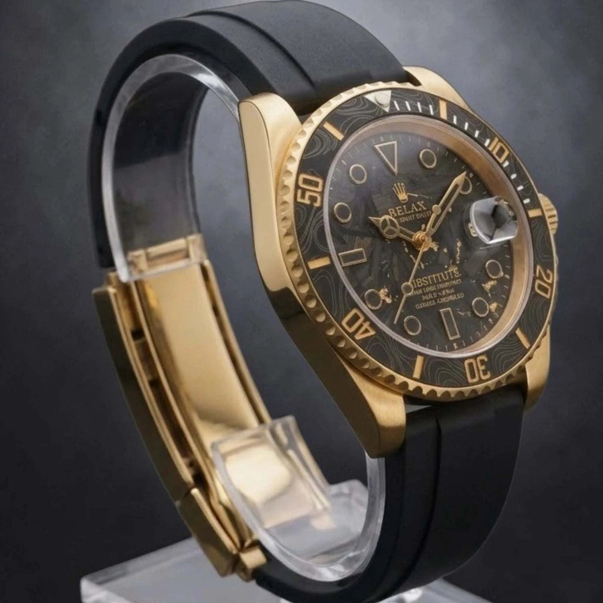 Serie de relojes SeikMaster con fibra de carbono negra y oro - Creaciones Modtime
