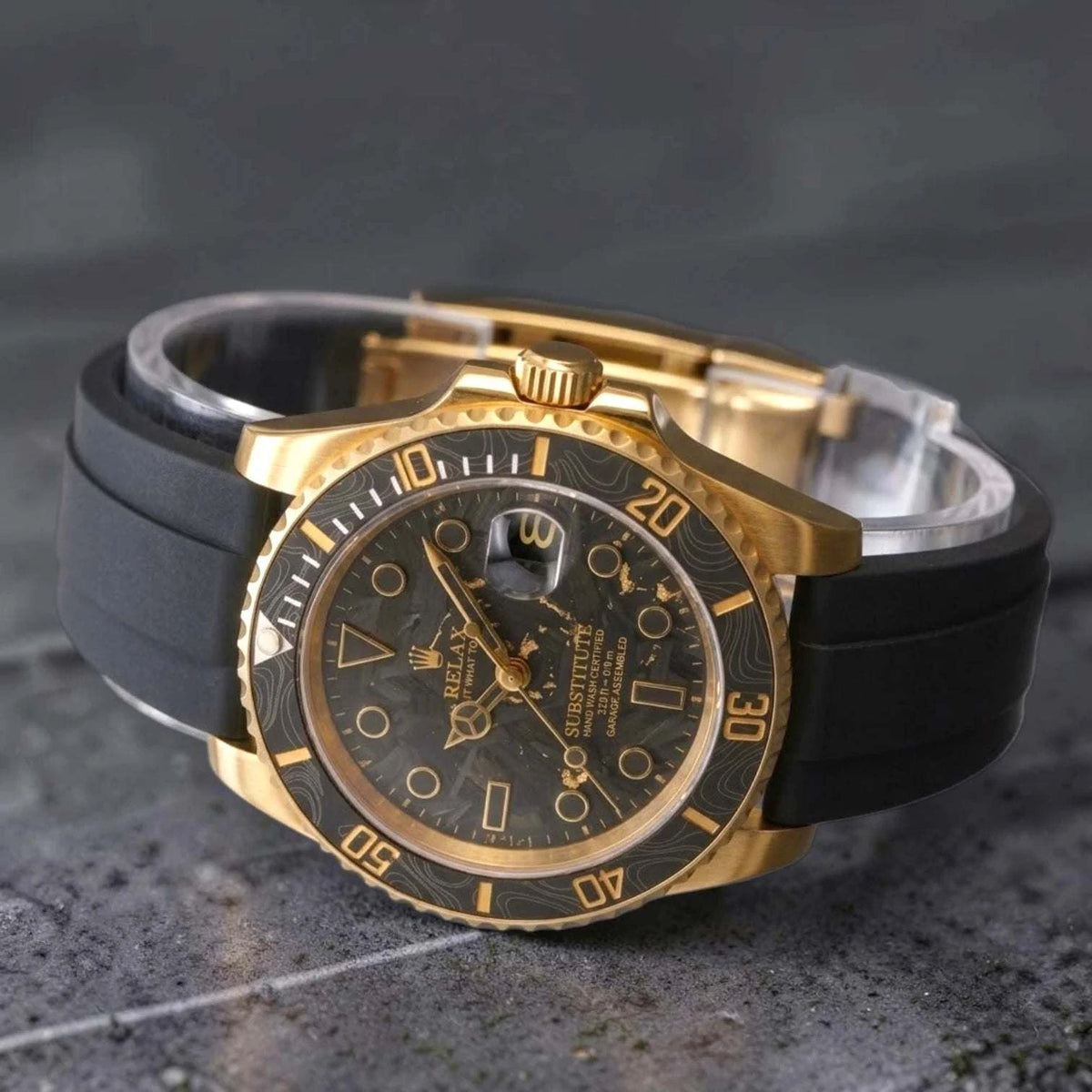Serie de relojes SeikMaster con fibra de carbono negra y oro - Creaciones Modtime